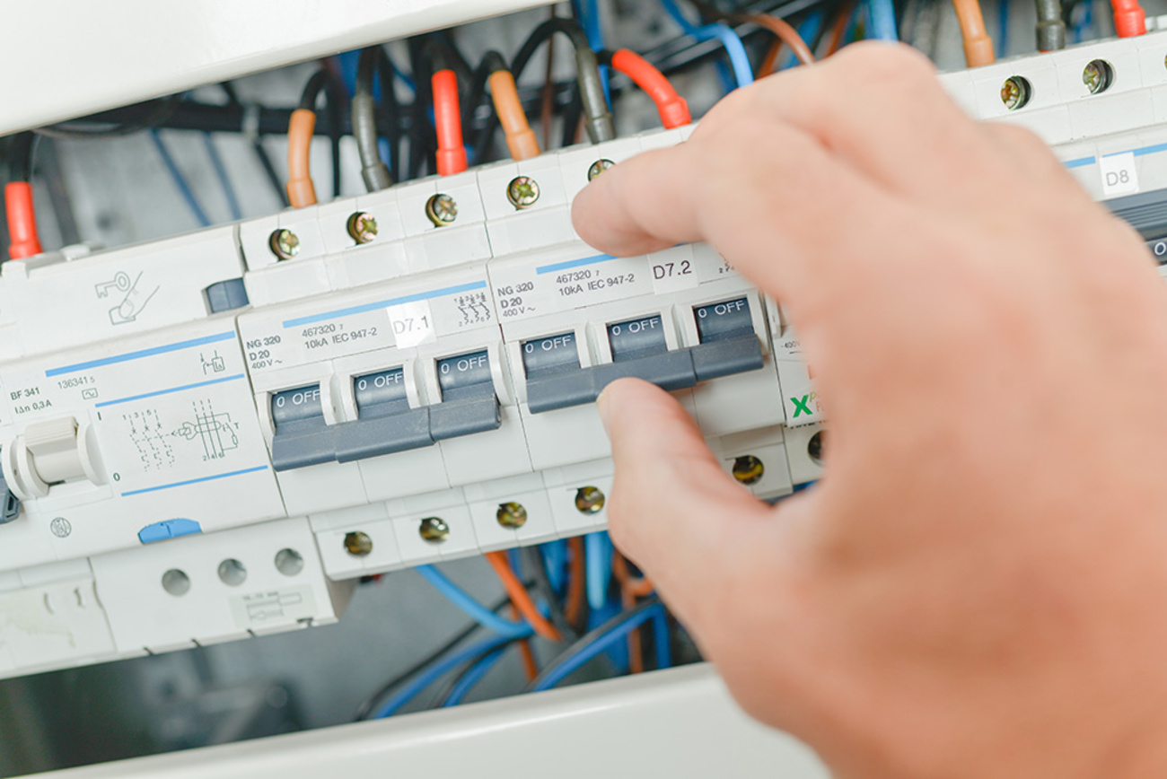 Schalt­schrank­bau bei Klug & Schwartz Elektrotechnik GmbH in Neuental-Zimmersrode